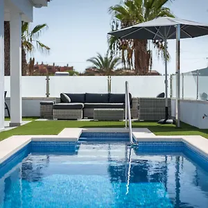 https://luxurious-5-villa-300m2-private-heated-pool-garage-wifi.tenerifehoteles.net